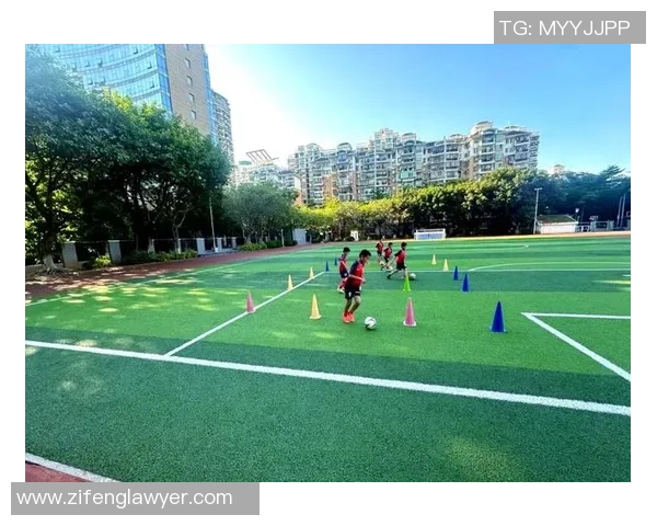 足球课上的欢笑与成长让我爱上了这项运动的魅力与团队精神 足球课上的欢笑与成长让我爱上了这项运动的魅力与团队精神